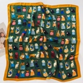Groene zijden vierkante sjaal met schattige kattenprints en gele contrastranden - 70*70cm / Donkergroen