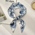 Élégant foulard étroit en soie avec imprimés de constellations bleues sur tissu blanc - Lettre C (Constellation bleue et blanche)