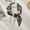 Élégant foulard twilly en soie café et beige avec motifs célestes et de lunes abstraits - Lettre D (Art café étoilé)