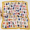 Zijdeachtige vierkante sjaal met mosterdgele randen en schattige illustraties van katten - 70*70cm / Wit