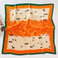 Elegante foulard in seta arancio e bianco con stampa geometrica di cavalli e bordo verde - 70x70cm / Rosso Arancio