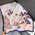 Elegante pañuelo cuadrado de seda con estampado floral morado en satén blanco perla - 90*90cm / Estampado Vegetal Morado