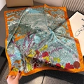 Foulard quadrato in seta sintetica da 70cm con stampa floreale vintage e bordo arancione - Ritorno alla Natura-Oro / 70x70cm