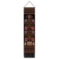 Dettaglio ravvicinato di un arazzo bohémien con motivi floreali di tulipani e nappe nere - 32.5x130cm / Stile Floreale Tulipano Nero