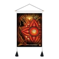 Detail eines roten Muladhara Chakra Wandteppichs mit Holzstab und schwarzen Quasten - 35x50cm / Wurzelchakra (Stil 5)
