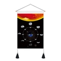 Dettaglio dell'arazzo fasi lunari con asta di legno e nappe nere decorative - 35x50cm / Stile Orbita Dei Corpi Celesti