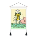 Dettaglio dell'arazzo Tarocchi Asso di Coppe con asta in legno e nappe nere decorative - 35x50cm / Asso di Coppe (Stile 2)