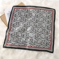 Foulard in seta con motivi barocchi bianchi e neri e bordi rossi su pelliccia sintetica - Nero