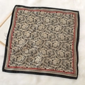 Elegante foulard in raso 70cm con motivi barocchi nero e oro e bordo a chiave greca - Cachi