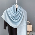 Hellblauer Baumwoll-Leinen-Schal und Schal kombiniert mit schwarzem Oberteil - Himmelblau