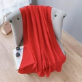Détail d'une écharpe en coton et lin rouge drapée avec accessoires de mode élégants - Version Étendue / Rouge