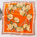 Elegante foulard di seta quadrato con stampa floreale di rose arancioni e motivi a cintura - Bandana / Arancione Rosa