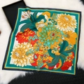 Foulard quadrato in seta con stampa floreale di gigli in arancio e verde con bordi blu - 70*70cm / Grumo di Gigli-Verde