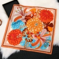 Foulard di seta quadrato con stampa di gigli in arancio, blu e marrone satinato - 70*70cm / Grumo di Gigli-Rosso