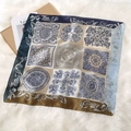 Foulard quadrato in seta stile barocco con stampa floreale blu navy e marrone - Cachi