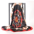 Elegante foulard in seta con bussola dorata e ancora appeso a un supporto in metallo - Nero Rosso