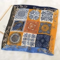 Foulard in seta vintage 70cm stile palazzo con motivi barocchi blu navy e giallo - Arancione