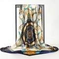 90 cm quadratisches Seidentuch mit Vintage-Goldkette und Reitsportdruck in Navy - Marineblau