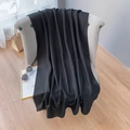 Écharpe en coton et lin noir uni drapée élégamment sur une chaise pour un look chic - Version Étendue / Noir pur