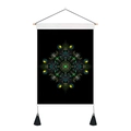 Detail van een bohemien mandala wandtapijt met zwarte kwastjes en houten ophangstok - 35x50cm / Groen en Geel Mandala (Stijl 3)