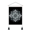 Detail van Boheems mandala wandkleed met houten roede en zwarte kwastjes - 35x50cm / Zwart en Wit Geometrisch Mandala (Stijl 4)