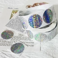 Makro-Detail von holografischen runden Lasern-Aufklebern mit silberner Glitzermaserung - Runder Stil (C252)