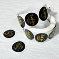 Détail macro d'étiquettes de remerciement noires et dorées en rouleau pour emballage - 2,5 cm / 500 autocollants / Noir Avec Feuille d'Or(C218)