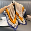 Carré de soie élégant aux motifs géométriques orange et bleu marine sur un canapé - 90*90cm / Orange Color Block