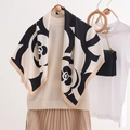 Elegante foulard in seta 90cm con stampe camelia e toni classici nero, bianco e beige - Ciondolo a rosa nera