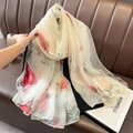 Leichter Chiffonschal in Creme mit Rosenmuster für Damen, ideal für den Sommer - Weiß mit Rosendruck