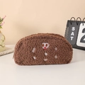 Detail van de donkerbruine teddy pluche etui met cartoon borduursel en ritssluiting - Donker koffiebruin