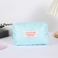 Estuche acolchado azul cielo con corazones plateados y parche con eslogan bordado - Azul