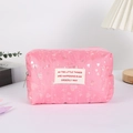 Estuche rosa acolchado con estampado de corazones y parche decorativo de tela - Rosa Rojo