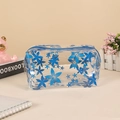 Vista dettagliata di un astuccio in PVC trasparente con fiori blu e cerniera lampo - Fiore Grande (Blu)