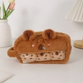 Détail de la trousse peluche capybara avec fenêtre transparente et breloques biscuits - Nez qui Coule