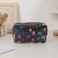 Détail de trousse de maquillage matelassée noire avec papillons colorés et fermeture - Noir