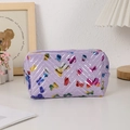 Détail de la trousse à maquillage matelassée violette avec imprimé papillon et fermeture - Violet