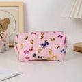 Détail de la trousse de maquillage rose matelassée avec papillons et fermeture éclair - Rose