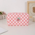Detail van de roze geblokte canvas make-uptas met aardbeienpatch en metalen ritssluiting - Roze Aardbei