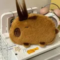 Detail eines Plüsch-Capybara-Mäppchens mit Haarbürste und kleinen Stern-Haarspangen-Set - Braun