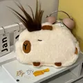 Plüsch Capybara Federmäppchen mit Kamm und Haarschmuck auf einem Schreibtisch - Beige