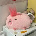 Detailansicht der rosa Plüschschwein-Schreibwarentasche mit flauschigem Haar und Zubehör - Rosa