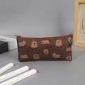 Detalle del estuche marrón de tela Oxford con bonitos estampados de carpinchos y cremallera - Estilo Escuchando Música