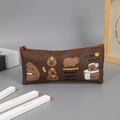 Detalle de estuche de tela Oxford marrón con motivos de Capibara y cremallera superior - Estilo de Baño