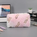 Dettaglio dell'astuccio in peluche rosa con ricamo dorato Forever Unicorns lucido - Lettera Sfumata Rosa Bianco