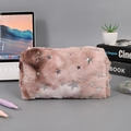 Dettaglio astuccio in peluche rosa sfumato con stelle argentate sulla scrivania - Pentagramma Sfumato Marrone