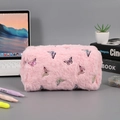 Dettaglio dell'astuccio rosa in peluche con motivi a farfalla laser iridescenti - Farfalla Laser Rosa