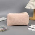 Dettaglio dell'astuccio in peluche a nido d'ape rosa crema con chiusura a zip - Cachi