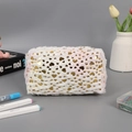 Dettaglio dell'astuccio in peluche con sfumatura rosa e motivi a cuore dorati - Cuore Oro Bianco
