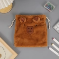 Sacchetto in peluche Capybara con coulisse e ricami su una scrivania ordinata - Stile Occhi Felici